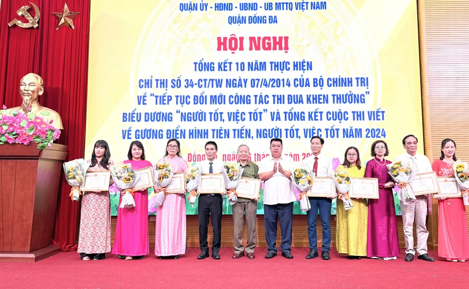 L&atilde;nh đạo quận Đống Đa trao khen thưởng cho c&aacute;c gương&nbsp;&ldquo;Người tốt, việc tốt&rdquo; cấp TP năm 2024.