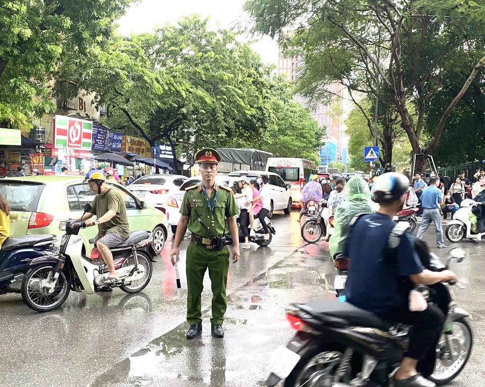 C&ocirc;ng an quận Đống Đa tăng cường lực lượng ứng trực điều tiết giao th&ocirc;ng tr&ecirc;n c&aacute;c tuyến phố.