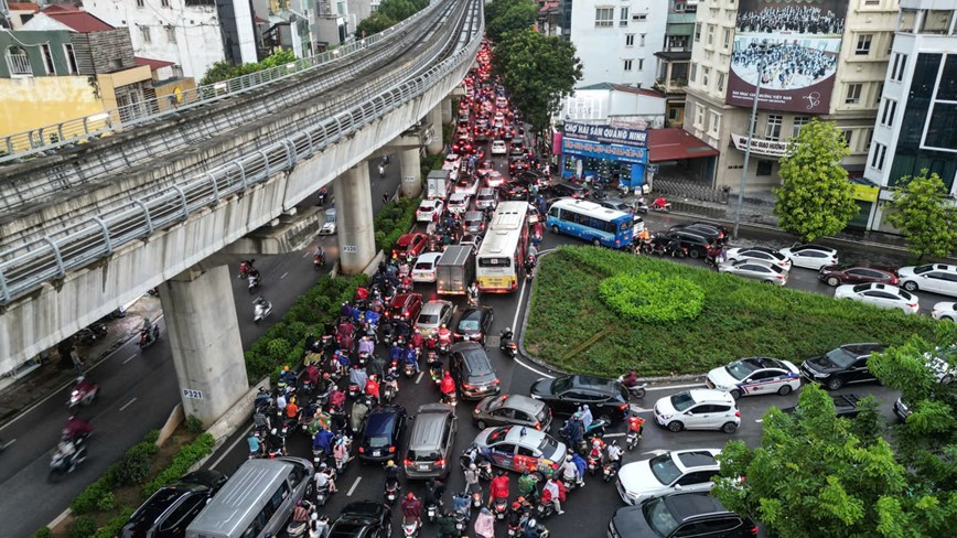 Hà Nội mưa lớn, giao thông “tê liệt“ - Ảnh 13