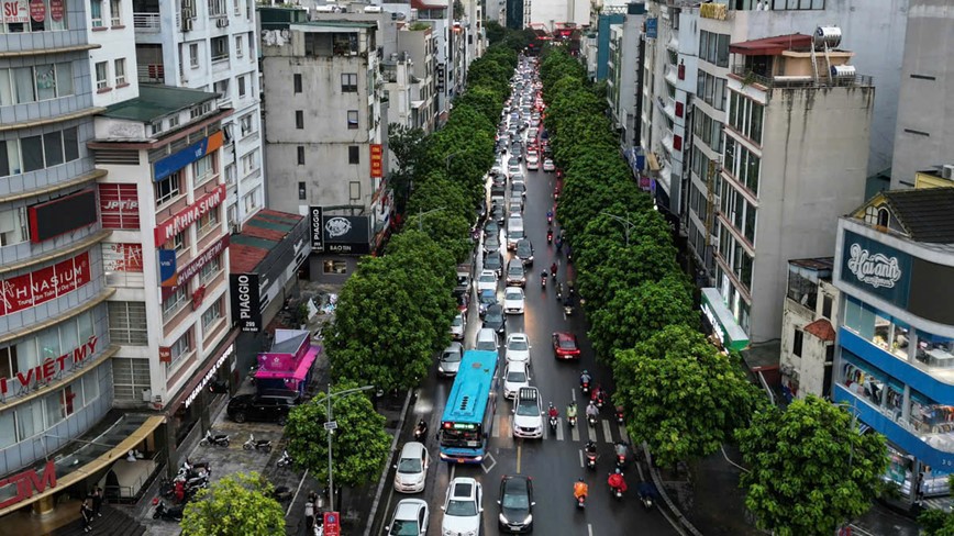 Hà Nội mưa lớn, giao thông “tê liệt“ - Ảnh 12