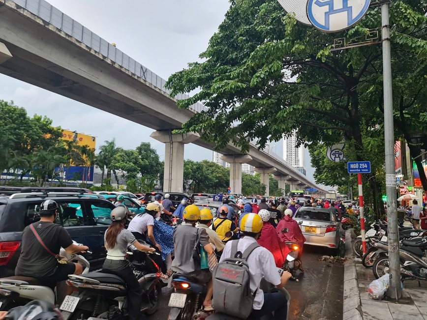 Hà Nội mưa lớn, giao thông “tê liệt“ - Ảnh 9