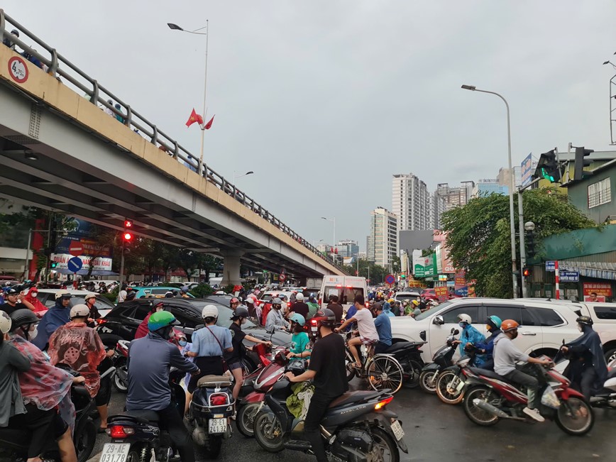 Hà Nội mưa lớn, giao thông “tê liệt“ - Ảnh 4