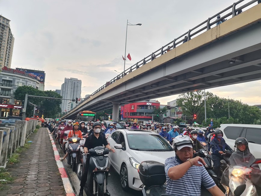 Hà Nội mưa lớn, giao thông “tê liệt“ - Ảnh 2