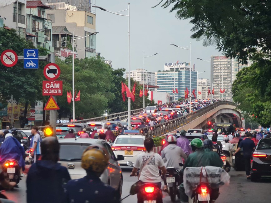 Hà Nội mưa lớn, giao thông “tê liệt“ - Ảnh 7