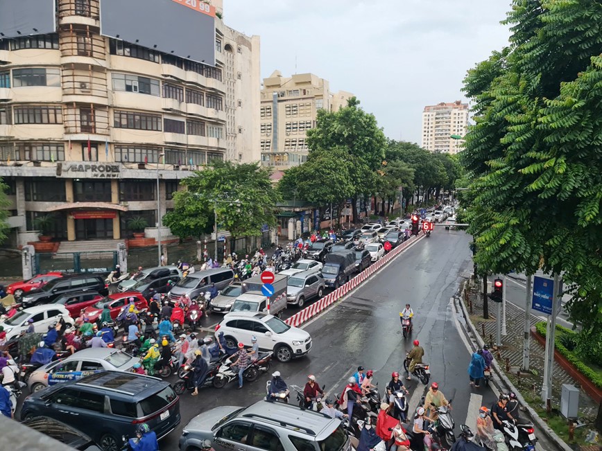 Hà Nội mưa lớn, giao thông “tê liệt“ - Ảnh 6