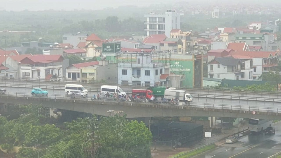 Hà Nội: ấm lòng xe ôtô đi chậm giúp xe máy tránh bão - Ảnh 1