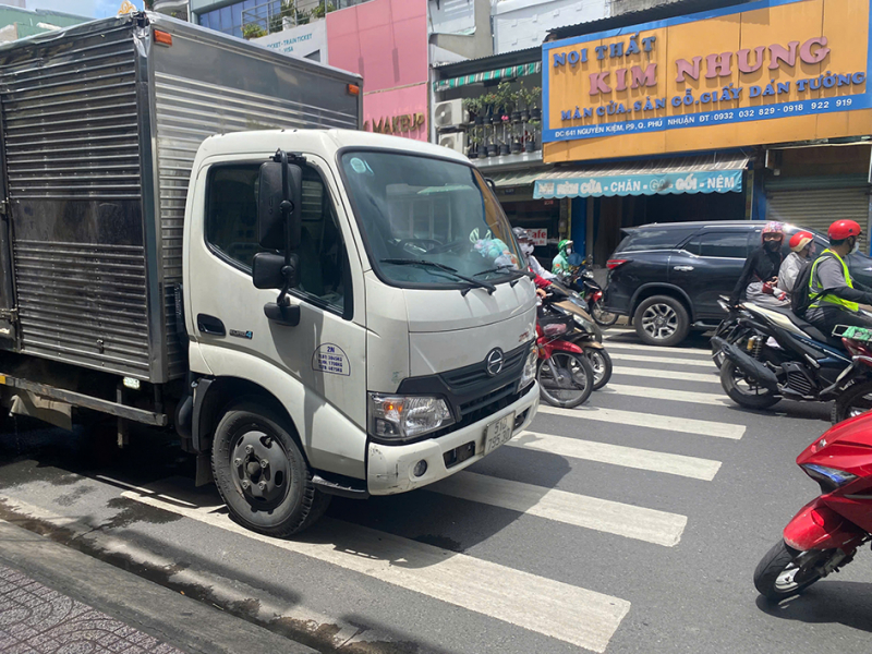 Hiện trường xe tải g&acirc;y tai nạn khiến người phụ nữ tử vong