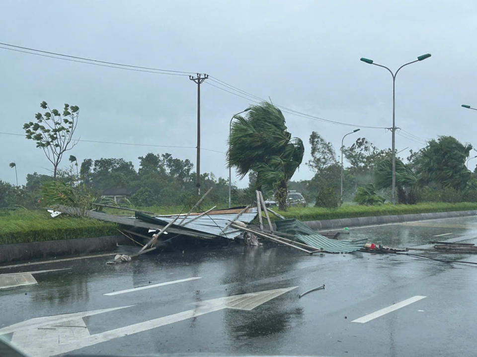 Nhiều biển quảng c&aacute;o đổ g&atilde;y đổ.