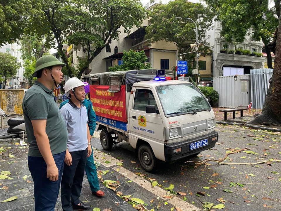 Ph&oacute; B&iacute; thư Thường trực Quận uỷ Nguyễn Quốc Kh&aacute;nh kiểm tra thực tế tại địa b&agrave;n phường H&agrave;ng Bạc