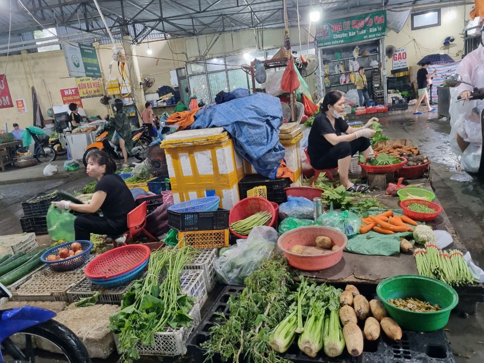 Lương thực, thực phẩm ở c&aacute;c chợ tr&ecirc;n địa b&agrave;n quận T&acirc;y Hồ được đảm bảo về nguồn cung v&agrave; gi&aacute; cả.