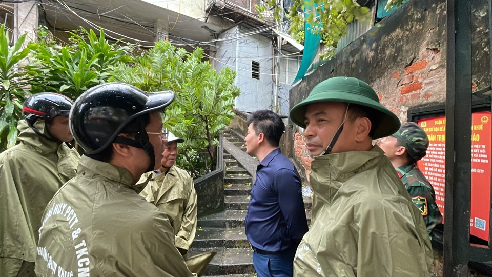 Chủ tịch UBND quận T&acirc;y Hồ Nguyễn Đ&igrave;nh Khuyến trực tiếp chỉ đạo tại hiện trường.