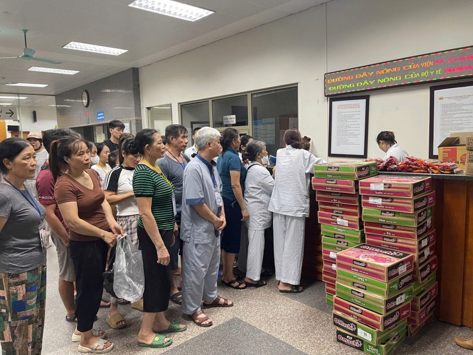 Ph&ograve;ng C&ocirc;ng t&aacute;c x&atilde; hội đ&atilde; vận động, tiếp nhận nhu yếu phẩm cơ bản hỗ trợ cho người bệnh/người nh&agrave; người bệnh, ph&ograve;ng trường hợp kh&ocirc;ng thể đi lại &ndash; ra b&ecirc;n ngo&agrave;i trong ng&agrave;y mưa b&atilde;o.