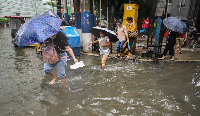 Người d&acirc;n tại thủ đ&ocirc; Manila của Philippines lội qua khu phố bị ngập lụt do ảnh hưởng của b&atilde;o Yagi h&ocirc;m 5/9. Ảnh:&nbsp;AFP