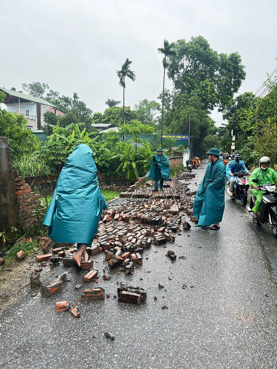 Một bức tường r&agrave;o bị đổ do mưa b&atilde;o.