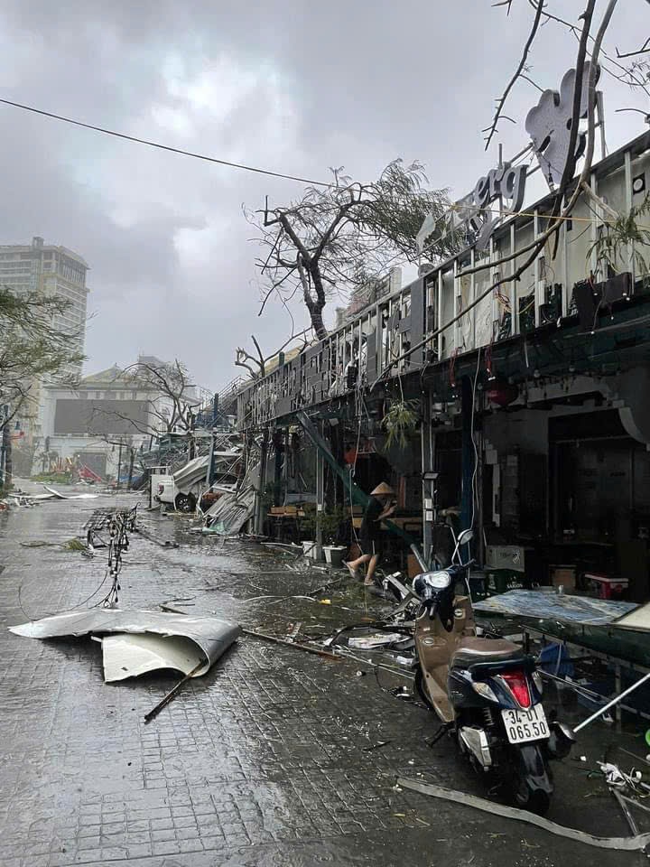 D&ugrave;&nbsp;đ&atilde; chuẩn bị, che chắn từ trước đ&oacute; nhưng nhiều h&agrave;ng qu&aacute;n tại khu vực n&agrave;y vẫn chịu thiệt hại.