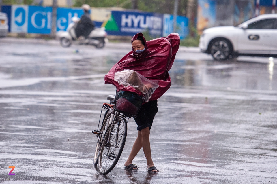 Những cơn lốc khiến người đi đường kh&ocirc;ng thể tiếp tục di chuyển.&nbsp;Ảnh:&nbsp;znews.vn