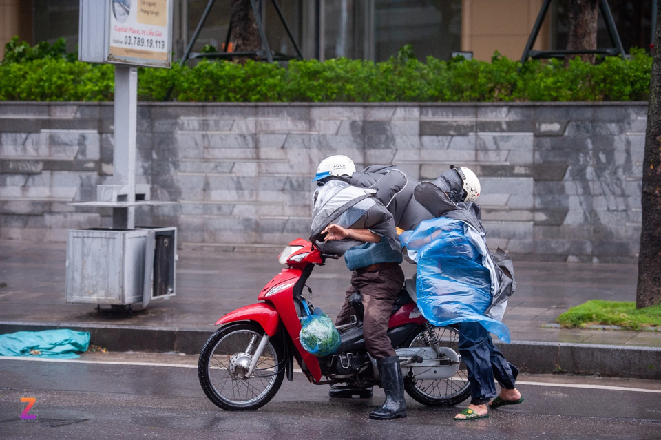 Những cơn lốc khiến người đi đường kh&ocirc;ng thể tiếp tục di chuyển.&nbsp;Ảnh:&nbsp;znews.vn