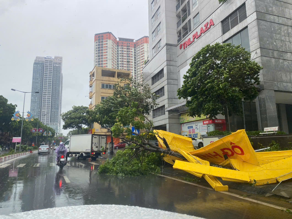 Phường Văn Qu&aacute;n, Quận H&agrave; Đ&ocirc;ng c&aacute;c kios tạm v&agrave; c&acirc;y gẫy đổ do gi&oacute; mạnh - Ảnh: VGP/Đỗ Hương