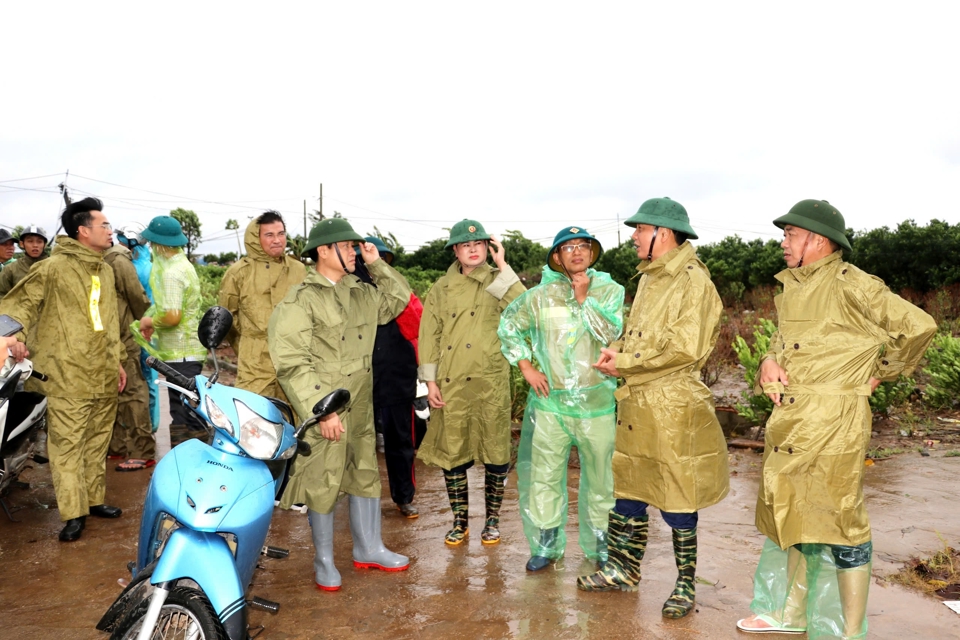 L&atilde;nh đạo huyện Gia L&acirc;m chỉ đạo c&ocirc;ng t&aacute;c ph&ograve;ng chống b&atilde;o tại x&atilde; Văn Đức.