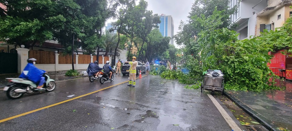 Công an Hà Nội:chủ động biện pháp ứng phó bão, đảm bảo an toàn giao thông - Ảnh 3