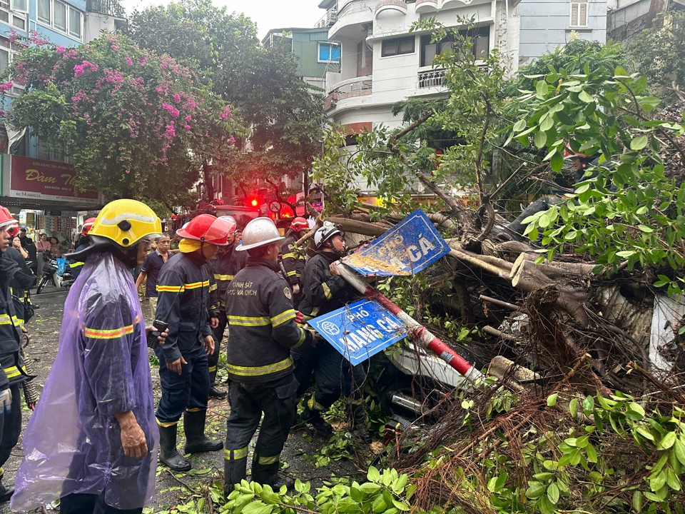 Công an Hà Nội:chủ động biện pháp ứng phó bão, đảm bảo an toàn giao thông - Ảnh 4