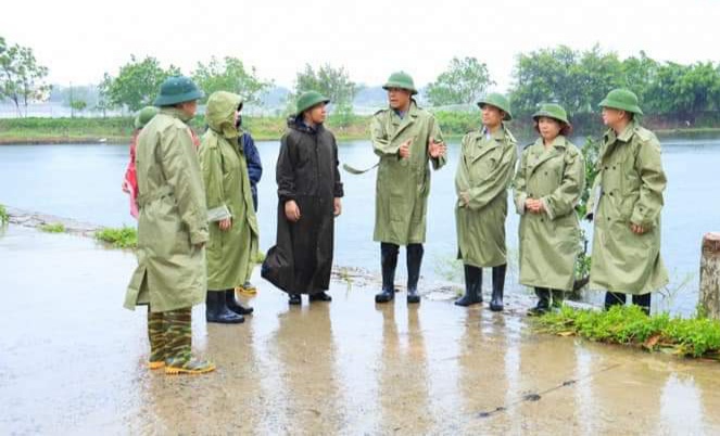 Đo&agrave;n kiểm tra đ&aacute;nh gi&aacute; cao c&ocirc;ng t&aacute;c ứng ph&oacute; b&atilde;o số 3 của huyện Quốc Oai.