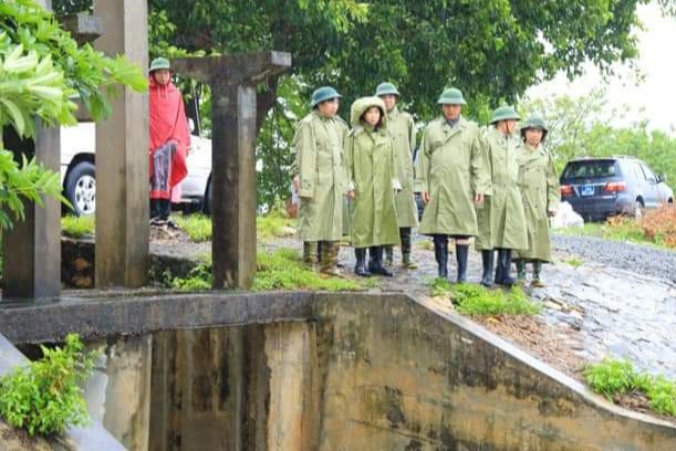 Đo&agrave;n c&ocirc;ng t&aacute;c đ&atilde; kiểm tra c&ocirc;ng t&aacute;c vận h&agrave;nh ti&ecirc;u &uacute;ng của trạm bơm ti&ecirc;u Cấn Hạ.