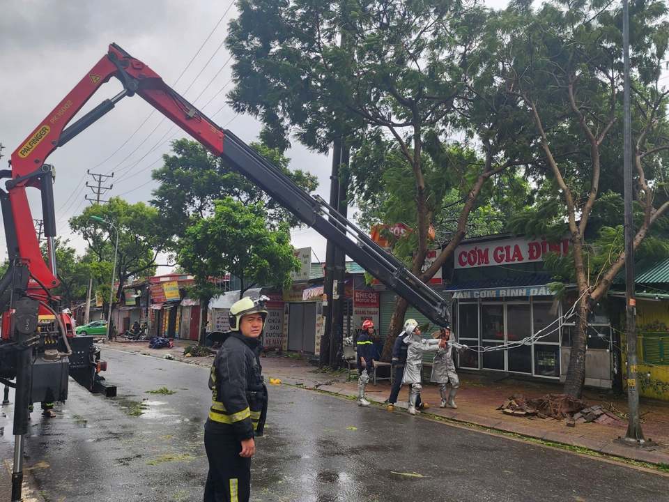 Hà Nội: Lực lượng cứu nạn cứu hộ dầm mình trong mưa hỗ trợ người dân - Ảnh 4