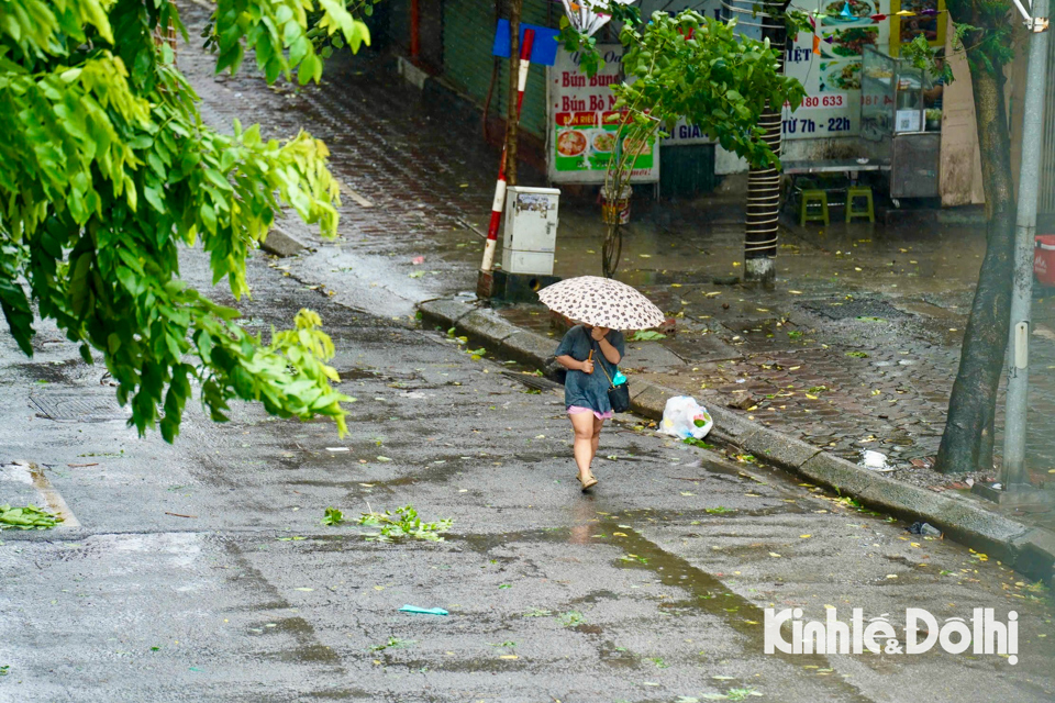 Hà Nội: đường phố vắng vẻ trước khi bão số 3 đổ bộ - Ảnh 3