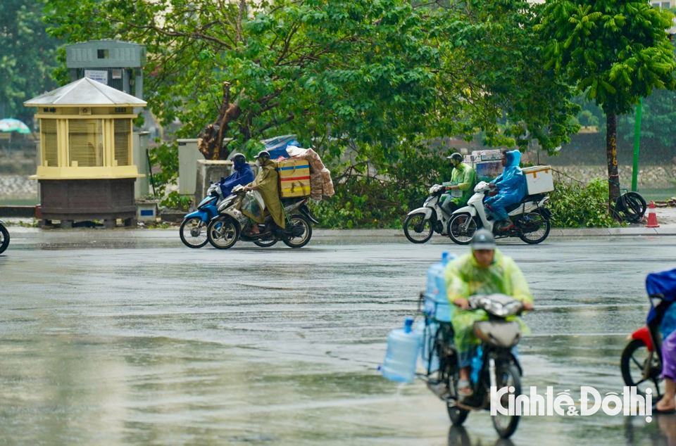 Dự b&aacute;o trong chiều tối nay, H&agrave; Nội sẽ c&oacute; mưa lớn v&agrave; gi&oacute; giật mạnh. Cơ quan chức năng khuyến c&aacute;o người d&acirc;n kh&ocirc;ng n&ecirc;n ra đường v&agrave;o thời điểm n&agrave;y để đảm bảo an to&agrave;n.