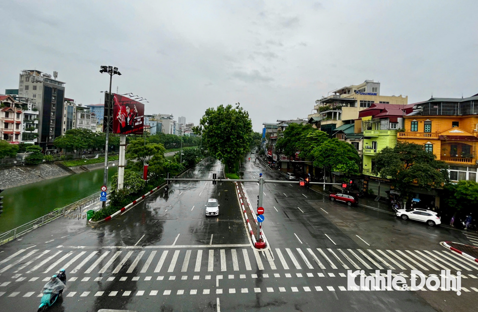 Trong s&aacute;ng 7/9, tại H&agrave; Nội mưa bắt đầu nặng hạt v&agrave; gi&oacute; mạnh l&ecirc;n từng đợt do ảnh hưởng của b&atilde;o số 3. C&aacute;c tuyến đường của Thủ đ&ocirc; vắng b&oacute;ng xe cộ qua lại do v&agrave;o ng&agrave;y cuối tuần, đồng thời cũng do học sinh nghỉ học, người lao động nghỉ l&agrave;m để tr&aacute;nh b&atilde;o.