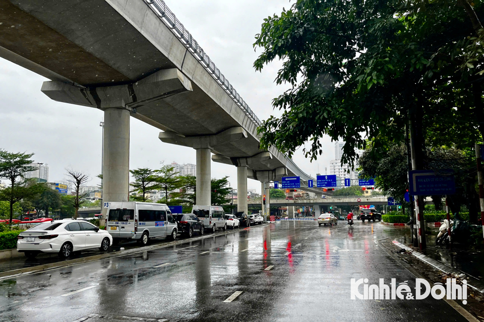 Hà Nội: đường phố vắng vẻ trước khi bão số 3 đổ bộ - Ảnh 7