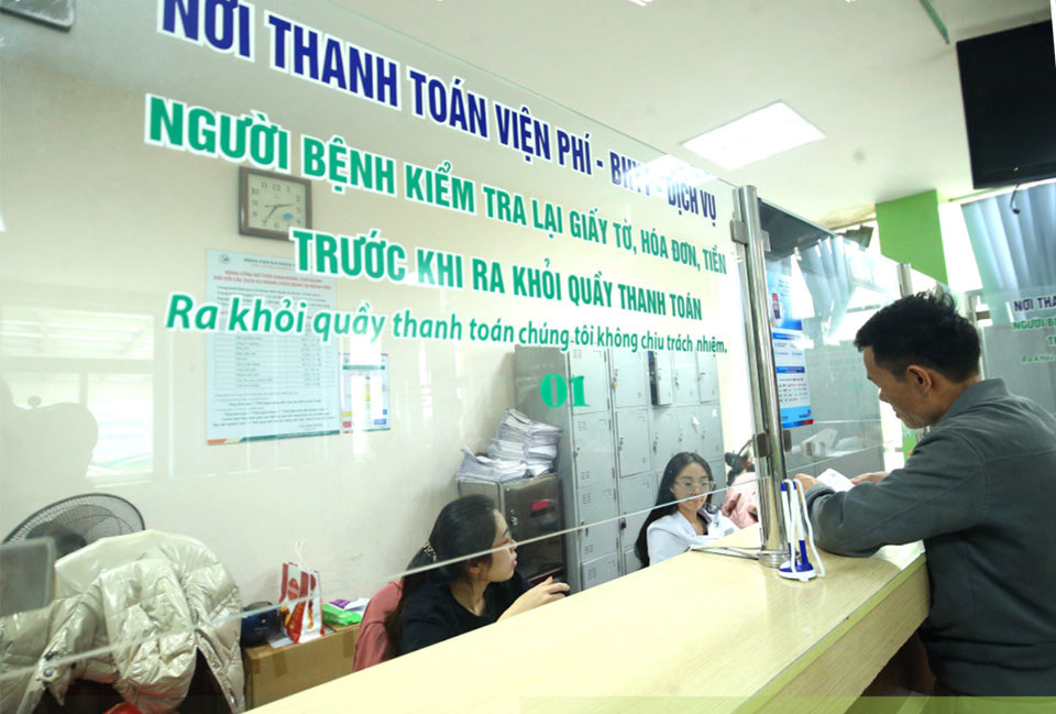 Người d&acirc;n l&agrave;m thủ tục tại Bệnh viện Đa khoa Đức Giang.