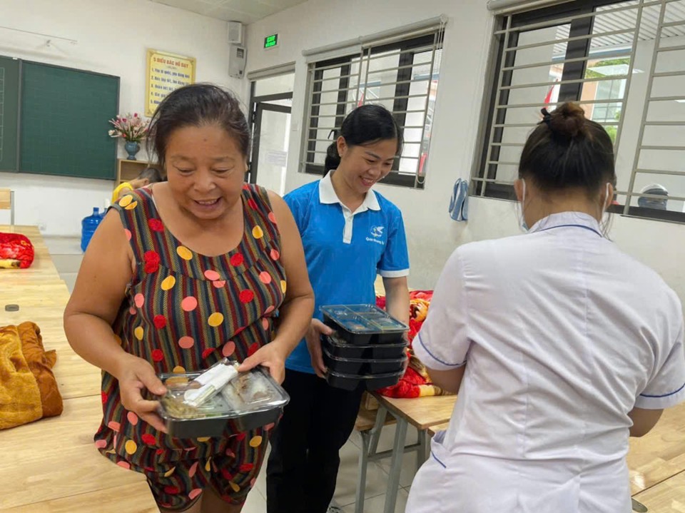 Hội viên phụ nữ trên địa bàn quận Hoàng Mai tham gia nấu ăn cho các hộ dân tại nơi sơ tán - Ảnh: N. Hồng