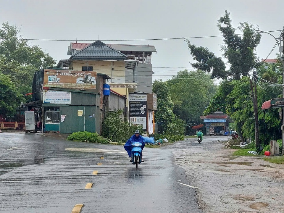 Đề ph&ograve;ng mưa b&atilde;o, c&aacute;c tuyến đường tr&ecirc;n địa b&agrave;n huyện Chương Mỹ vắng người lưu th&ocirc;ng.