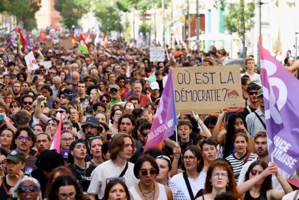 Những người biểu t&igrave;nh tụ tập phản đối việc Tổng thống Ph&aacute;p Emmanuel Macron từ chối bổ nhiệm thủ tướng từ li&ecirc;n minh Mặt trận B&igrave;nh d&acirc;n Mới (NFP) c&aacute;nh tả, tại Marseille, Ph&aacute;p, ng&agrave;y 7/9/2024. Ảnh: Reuters