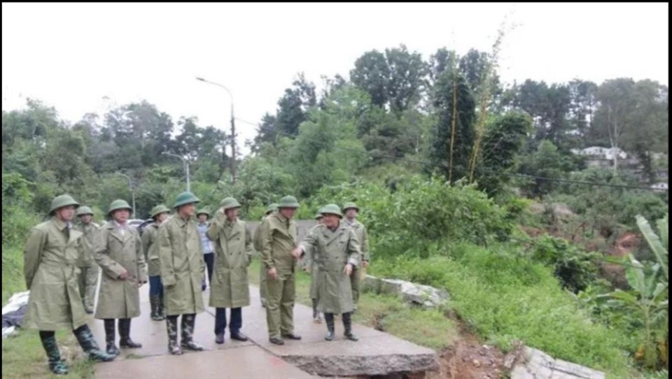 Chủ tịch UBND tỉnh Lạng Sơn Hồ Tiến Thiệu kiểm tra t&igrave;nh h&igrave;nh ph&ograve;ng, chống b&atilde;o số 3 tại vị tr&iacute; sạt lở đường giao th&ocirc;ng tr&ecirc;n địa b&agrave;n phường Chi Lăng, th&agrave;nh phố Lạng Sơn.&nbsp;