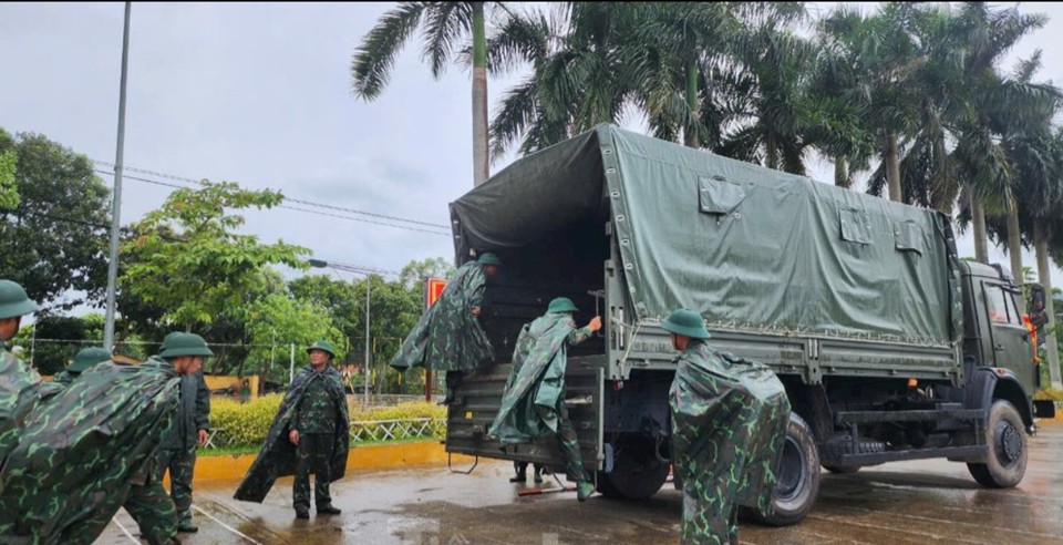 Bộ đội Biên phòng Lạng Sơn dầm mưa ứng cứu người dân vùng biên giới - Ảnh 1