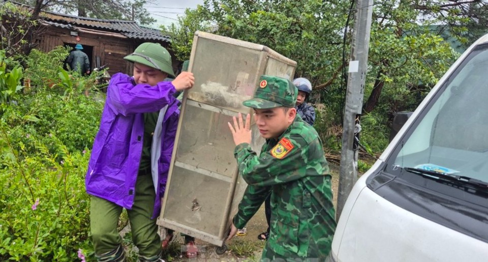 Bộ đội Biên phòng Lạng Sơn dầm mưa ứng cứu người dân vùng biên giới - Ảnh 2