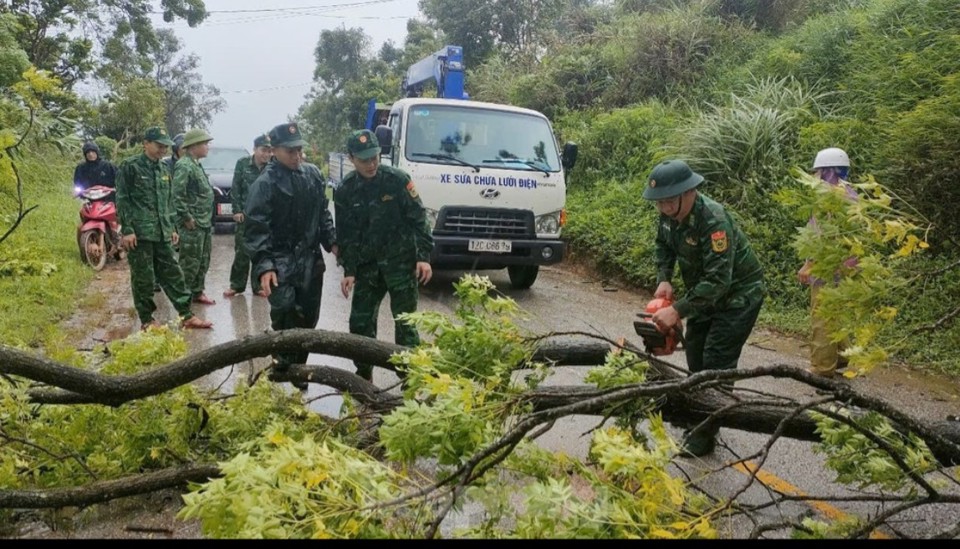 Bộ đội Bi&ecirc;n ph&ograve;ng Chi Ma phối hợp với lực lượng chức năng địa phương giải tỏa vật cản tr&ecirc;n đường 236 từ huyện Lộc B&igrave;nh ra cửa khẩu Chi Ma.&nbsp;