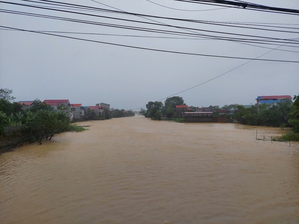 Mực nước s&ocirc;ng B&ugrave;i tại huyện Chương Mỹ đ&atilde; l&ecirc;n gần mức b&aacute;o động 3.