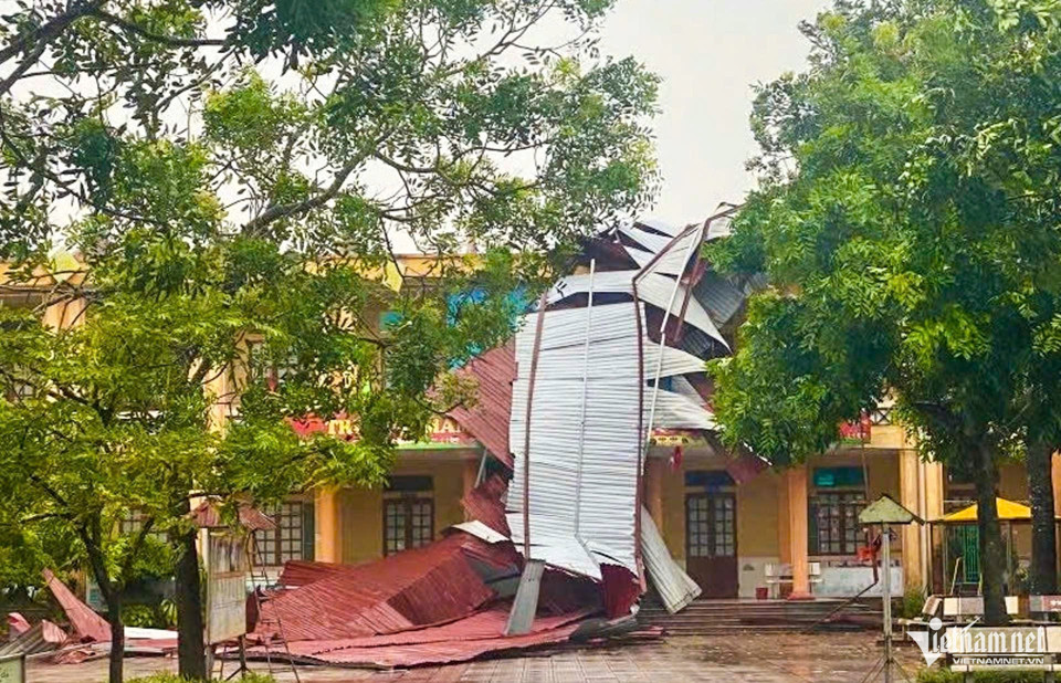 Tại Hải Dương, gi&oacute; thổi bay phần m&aacute;i chống n&oacute;ng của d&atilde;y nh&agrave; 2 tầng, 5 ph&ograve;ng học của trường mầm non ở x&atilde; Chi Lăng Nam, huyện Thanh Miện. Lực lượng chức năng khuyến c&aacute;o người d&acirc;n hạn chế di chuyển tr&ecirc;n đường tỉnh 396 đoạn qua trường mầm non n&agrave;y.&nbsp;Ảnh: Việt H&ugrave;ng/VietNamNet