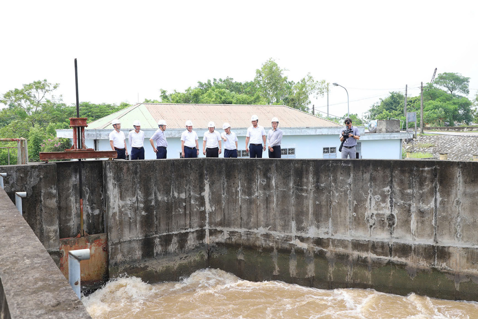 Đo&agrave;n c&ocirc;ng t&aacute;c kiểm tra đảm bảo điện cho trạm bơm Nguy&ecirc;n Tiến Đo&agrave;i, tỉnh Th&aacute;i B&igrave;nh.