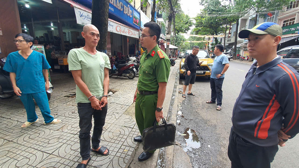 Cơ&nbsp; quan C&ocirc;ng an dẫn giải đối tượng Thảo xuống thực nghiệm tại hiện trường.