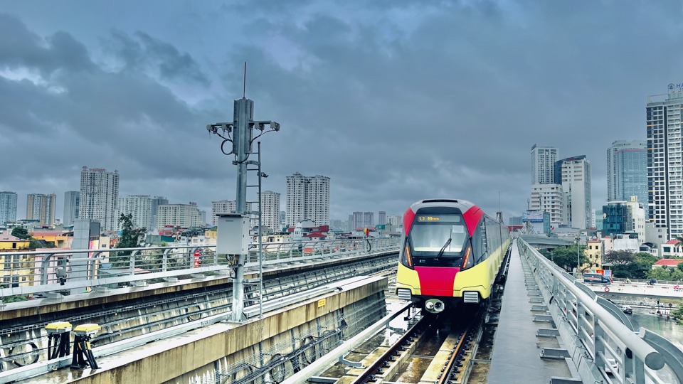 Hanoi metro đ&atilde; huy động to&agrave;n bộ lực lượng chuy&ecirc;n ng&agrave;nh đi tuần tra, kiểm tra v&agrave; xử l&yacute; nhằm đảm bảo an to&agrave;n để sớm đưa tuyến đi v&agrave;o hoạt động trở lại. &nbsp;