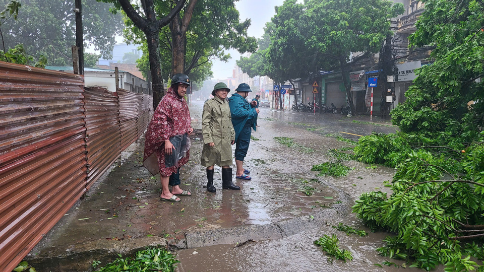 Ph&oacute; Chủ tịch UBND huyện Thường T&iacute;n B&ugrave;i C&ocirc;ng Thản trực tiếp xuống hiện trường kiểm tra chỉ đạo c&ocirc;ng t&aacute;c ph&ograve;ng chống b&atilde;o số 3