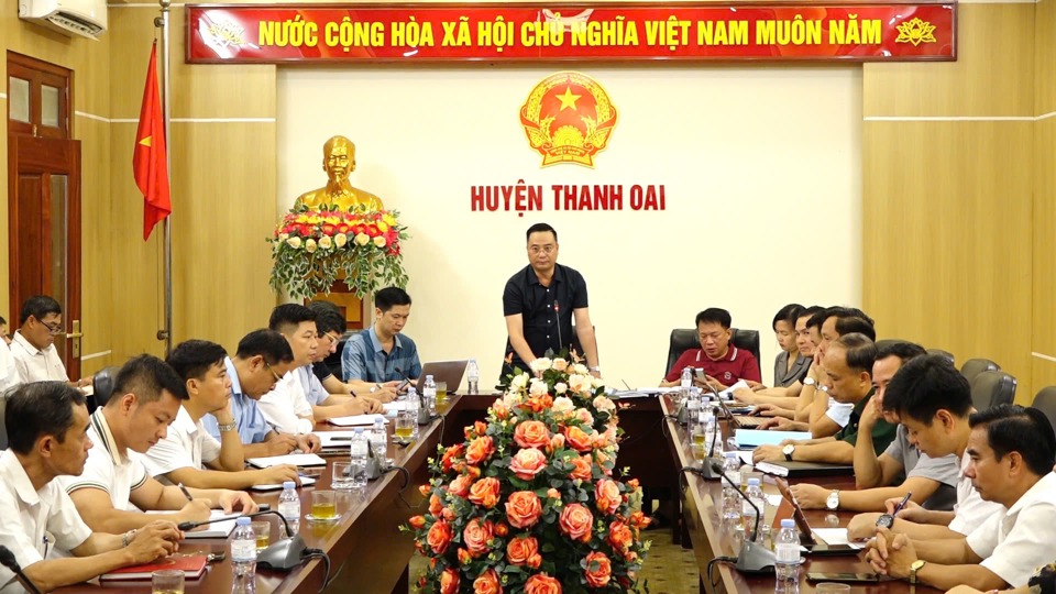 Chủ tịch UBND huyện Thanh Oai B&ugrave;i Văn S&aacute;ng - Trưởng ban chỉ huy PCTT&amp;TKCN huyện ph&aacute;t biểu tại hội nghị.