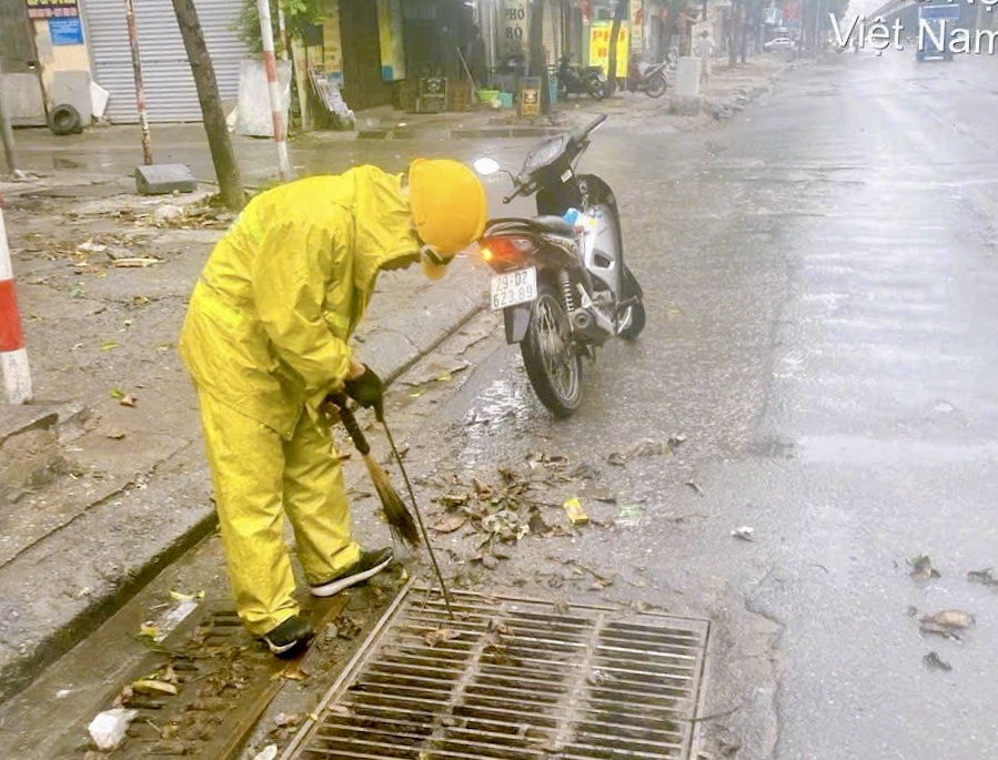 Kiểm tra, khơi th&ocirc;ng cống r&atilde;nh ph&ograve;ng chống &uacute;ng ngập.