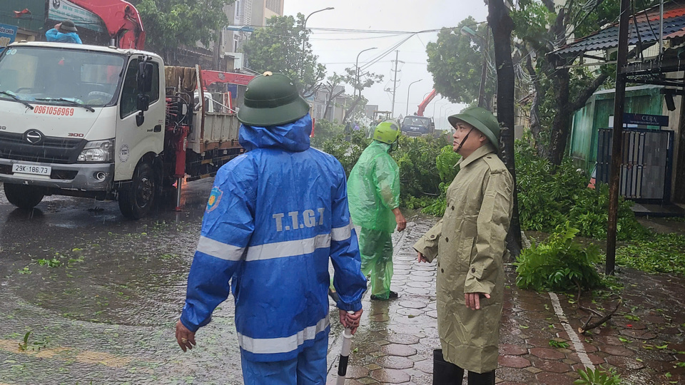 C&aacute;c lực lượng chức năng huyện Thường T&iacute;n quyết liệt ph&ograve;ng chống b&atilde;o số 3 khi b&atilde;o đang diễn ra