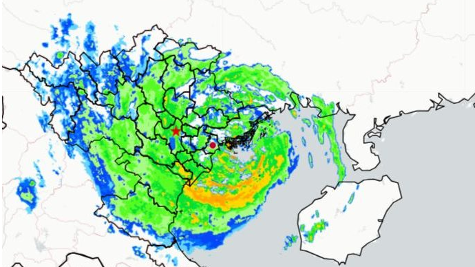 B&atilde;o đang đi v&agrave;o đất liền, t&acirc;m b&atilde;o ở giữa Hải Ph&ograve;ng v&agrave; Quảng Ninh, trong đ&oacute; v&ugrave;ng trọng điểm l&agrave; Quảng Y&ecirc;n, B&atilde;i Ch&aacute;y, C&aacute;t B&agrave;, Hạ Long của Quảng Ninh; An L&atilde;o, Ti&ecirc;n L&atilde;ng, Hải An, Đồ Sơn của Hải Ph&ograve;ng. Thời điểm mạnh nhất l&agrave; từ 12-14 giờ chiều. Khu vực miền Bắc v&agrave; một phần miền Trung l&uacute;c n&agrave;y (Ảnh từ Trung t&acirc;m Dự b&aacute;o Kh&iacute; tượng Thủy văn Quốc gia)